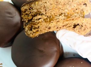 Una foto de Alfajores de chocolate tipo havanna 🍫