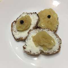 A picture of Crostini alle cipolle e Philadelphia.