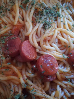 Una foto de Espaguetis con tomate y salchichas de pavo