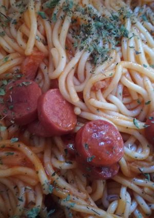 Foto principal de Espaguetis con tomate y salchichas de pavo