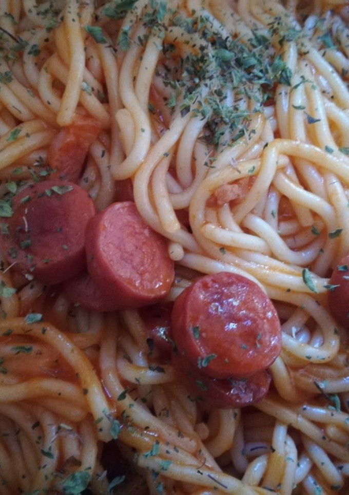 Una foto de Espaguetis con tomate y salchichas de pavo