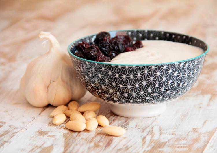Ajoblanco cordobés. Sopa fría de almendras