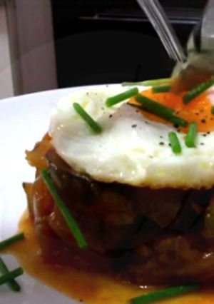 Una foto de Pisto con huevo