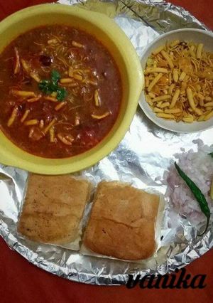 A picture of Misal pav.