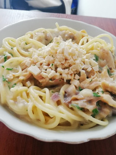 Una foto de Pasta en salsa bechamel con pollo y champiñones