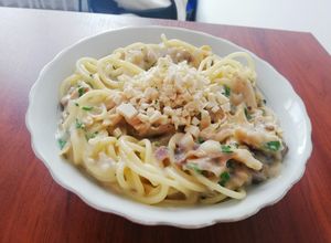 Una foto de Pasta en salsa bechamel con pollo y champiñones