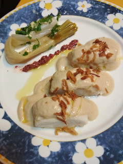 Una foto de Merluza al vapor con crema de calçots. Receta 5*