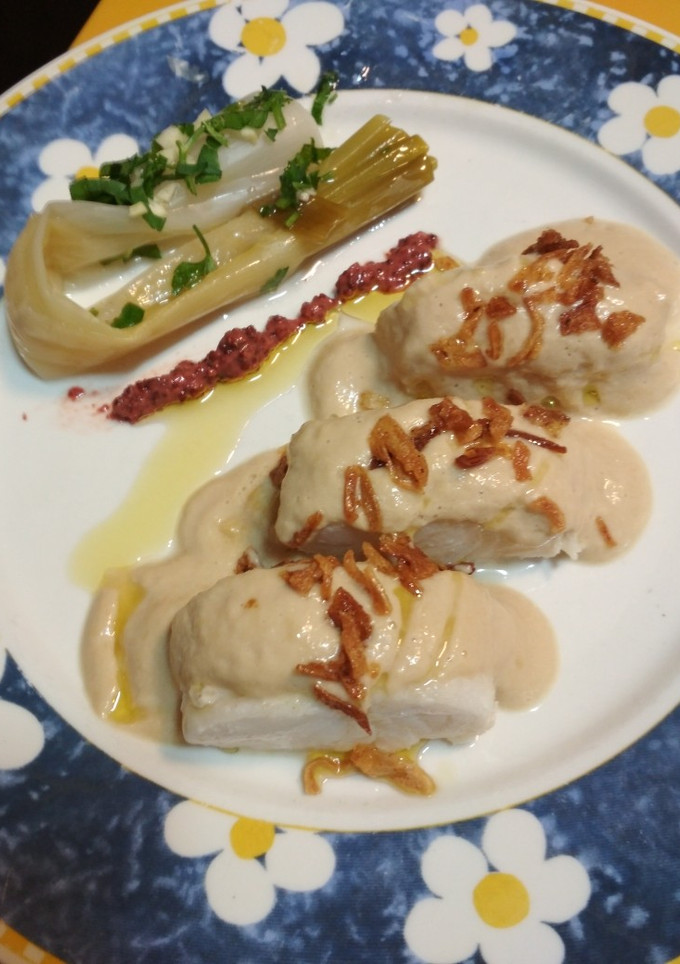 Una foto de Merluza al vapor con crema de calçots. Receta 5*
