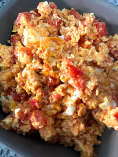 Una foto de Huevos 🥚 con tomate 🍅