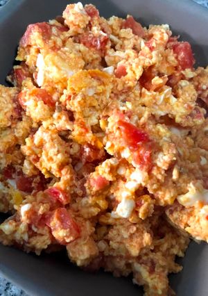Una foto de Huevos 🥚  con tomate 🍅