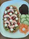 Bruschetta de verdura, mozzarella y langostinos con parmesano