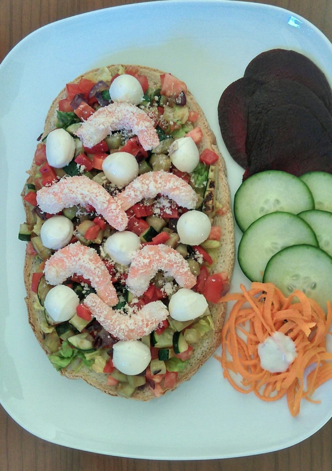 Una foto de Bruschetta de verdura, mozzarella y langostinos con parmesano