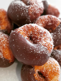 Una foto de Buñuelos de Cuaresma de speculoos con cobertura de chocolate