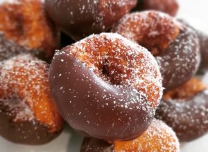 Una foto de Buñuelos de Cuaresma de speculoos con cobertura de chocolate