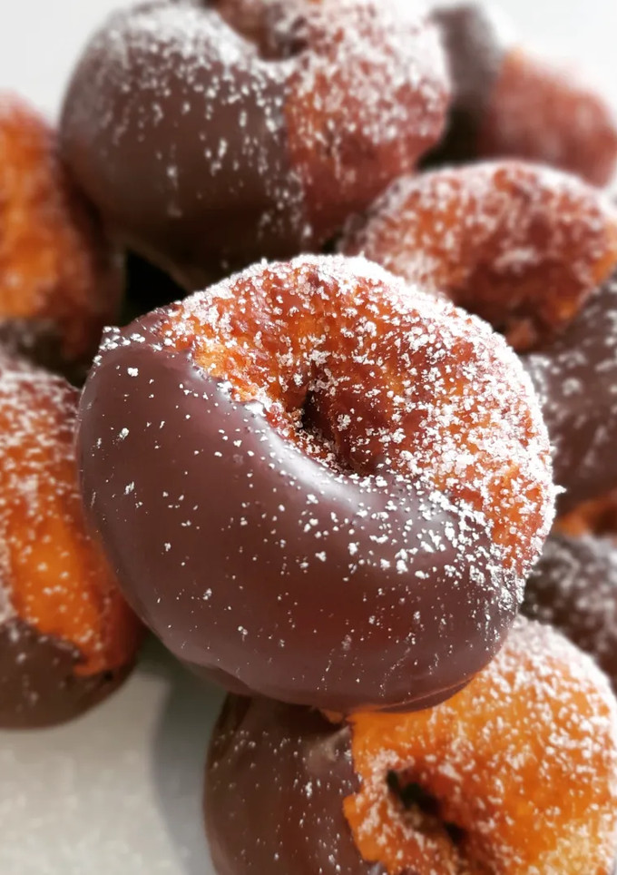 Una foto de Buñuelos de Cuaresma de speculoos con cobertura de chocolate