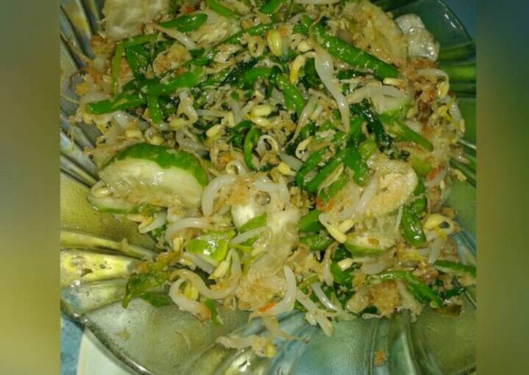 Sayur mayur bumbu urap (salad java)