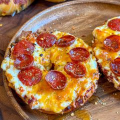 A picture of 15 mins High Protein Pizza Bagel.