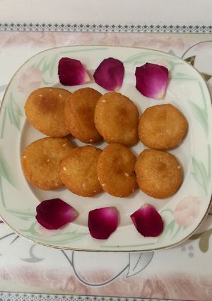A picture of Bite size Meethi tikkian.