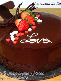 Una foto de Tarta de mousse de queso crema y fresas con baño espejo de chocolate y decorada para San Valentín