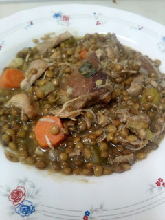 Una foto de Lentejas con conejo en adobo