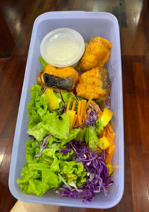 Hình của món Eat clean: Salad, cá lăng nướng.