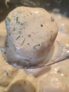 Фото Курячі фрикадельки у вершково-грибному соусі.