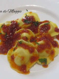 Una foto de Raviolis de pollo asado con salsa de sobrasada y miel