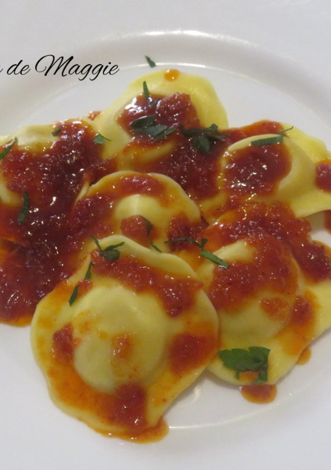 Una foto de Raviolis de pollo asado con salsa de sobrasada y miel