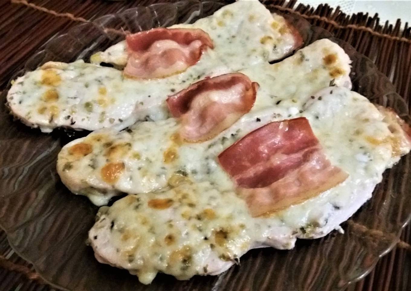 Pechuga de pollo al horno con bacon y queso