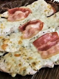 Una foto de Pechuga de pollo al horno con bacon y queso
