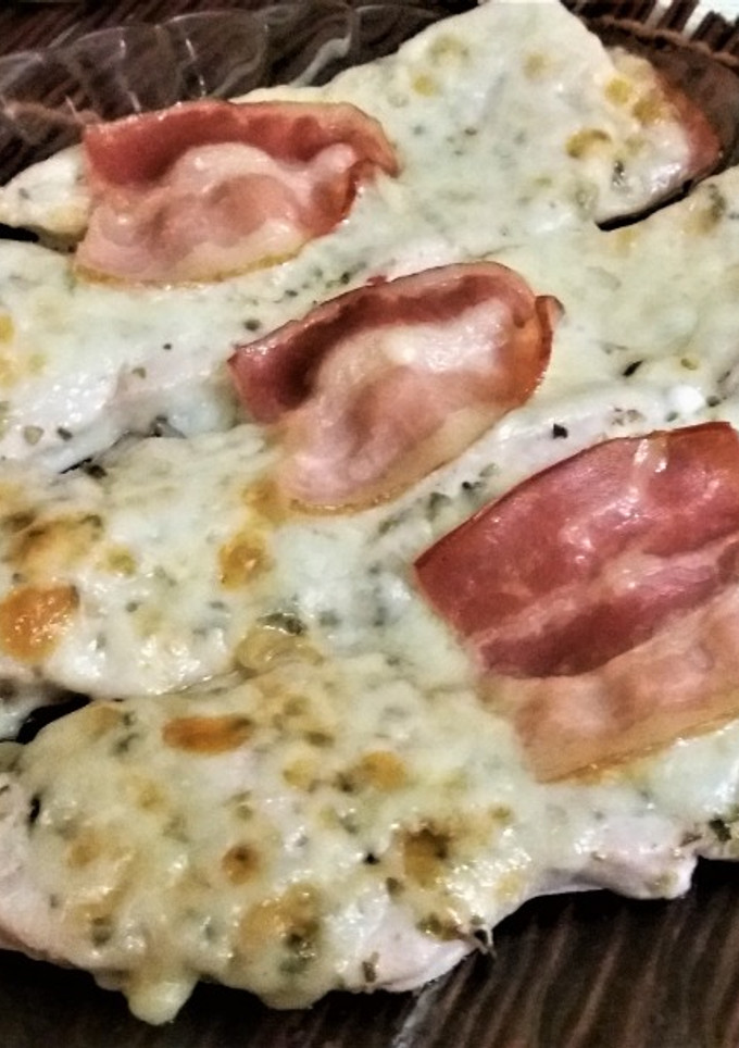Una foto de Pechuga de pollo al horno con bacon y queso