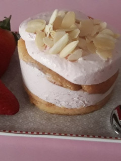 Una foto de Tiramisú de fresas
