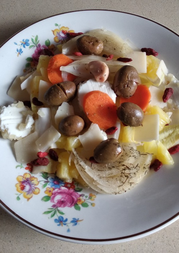 Una foto de Ensalada con queso rulo de piña