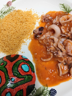 Una foto de Calamares en salsa americana con cuscús