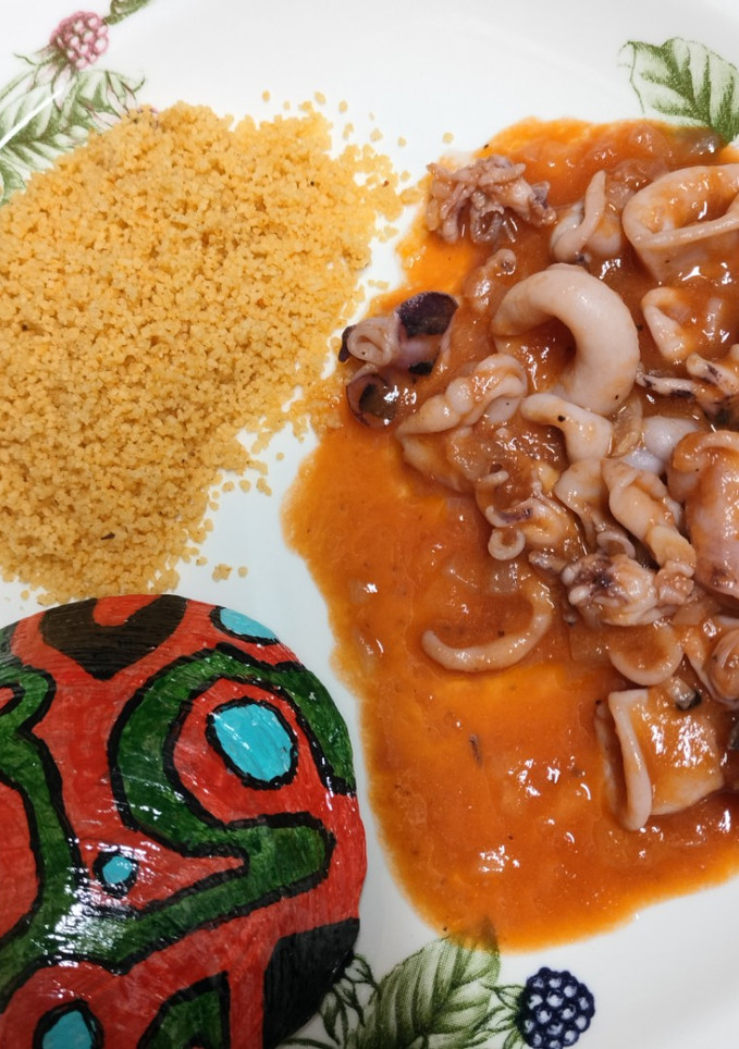 Una foto de Calamares en salsa americana con cuscús
