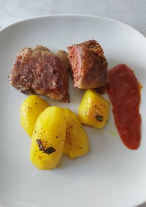 O poză a rețetei Mușchiulețe de porc, costiță de porc la cuptor cu cartofi și sos.