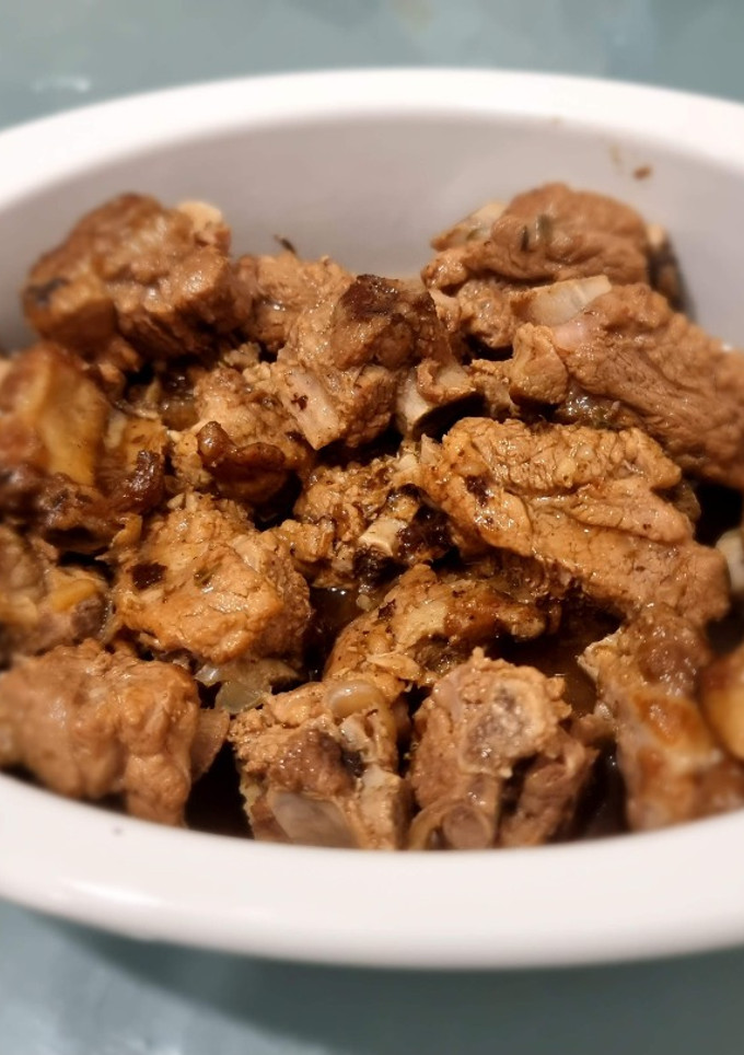 Una foto de Costillas en salsa (Nota 8)