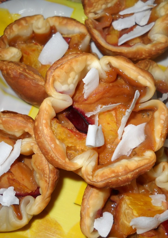 Una foto de Florcitas del amor con ensalada de frutas y dulce de leche