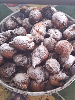 Una foto de Buñuelos de limón y membrillo