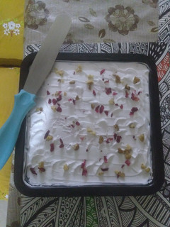 રોઝ વેનિલા કેક(rose vanila cake recipe in gujarati) રેસીપી મુખ્ય ફોટો