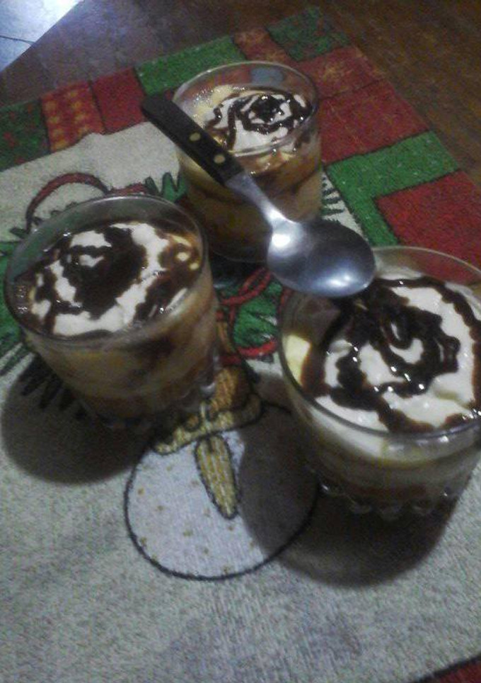 Una foto de Shots postre de ganache de chocolate con postre de vainillas y crema chantylli