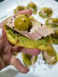 Canapés de papas con guacamole y ventresca de atún