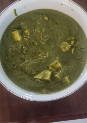 A picture of Palak paneer curry.