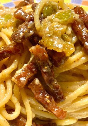 A picture of Spaghetti alla Gricia with Figs.