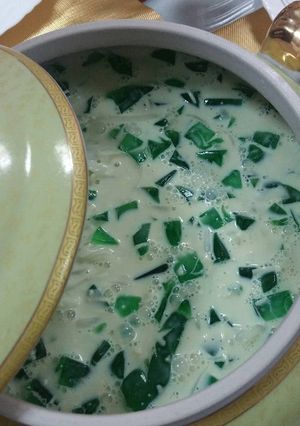 A picture of Buko pandan.
