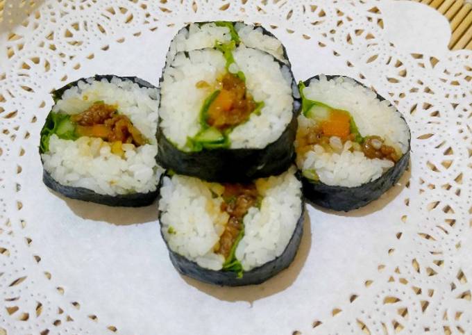 40. Gimbap isi daging dan sayuran