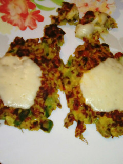 Una foto de Tortitas de zapallitos, con verduras, avena y semillas 👌😊💜