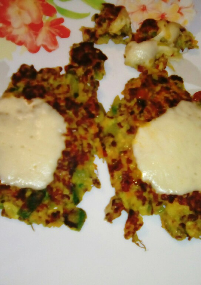 Una foto de Tortitas de zapallitos, con verduras, avena y semillas 👌😊💜