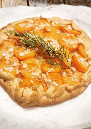 Une photo de Tarte rustique abricots romarin