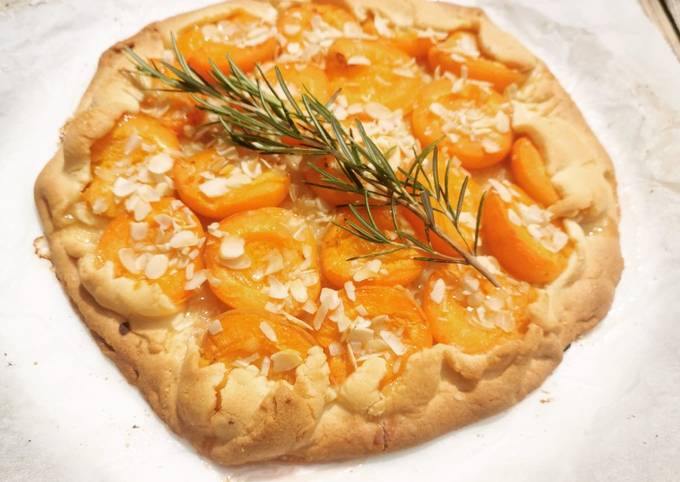 Tarte rustique abricots romarin